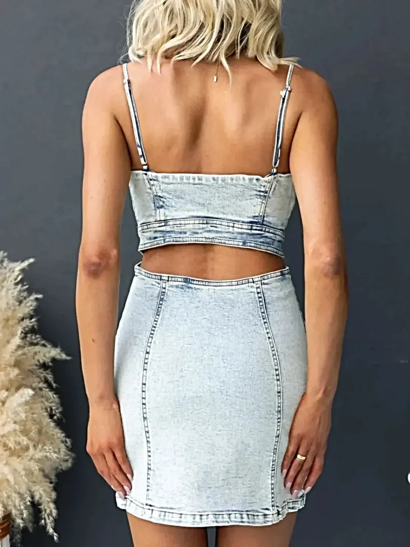 Chique denim cami-jurk met open rug en sweetheart-halslijn – stijlvol en comfortabel in gewassen denim.