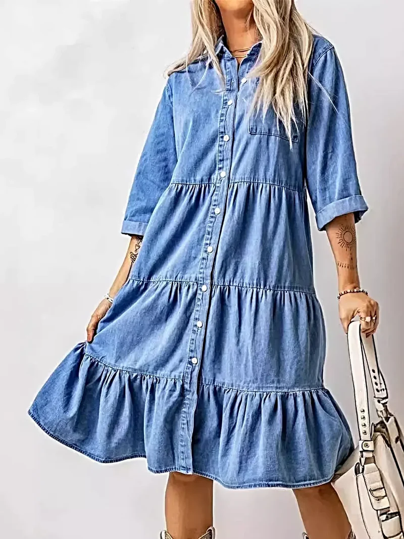 Midi-jurk met ruches aan de zoom, knoopjes en zakken - Plus size denim elegantie