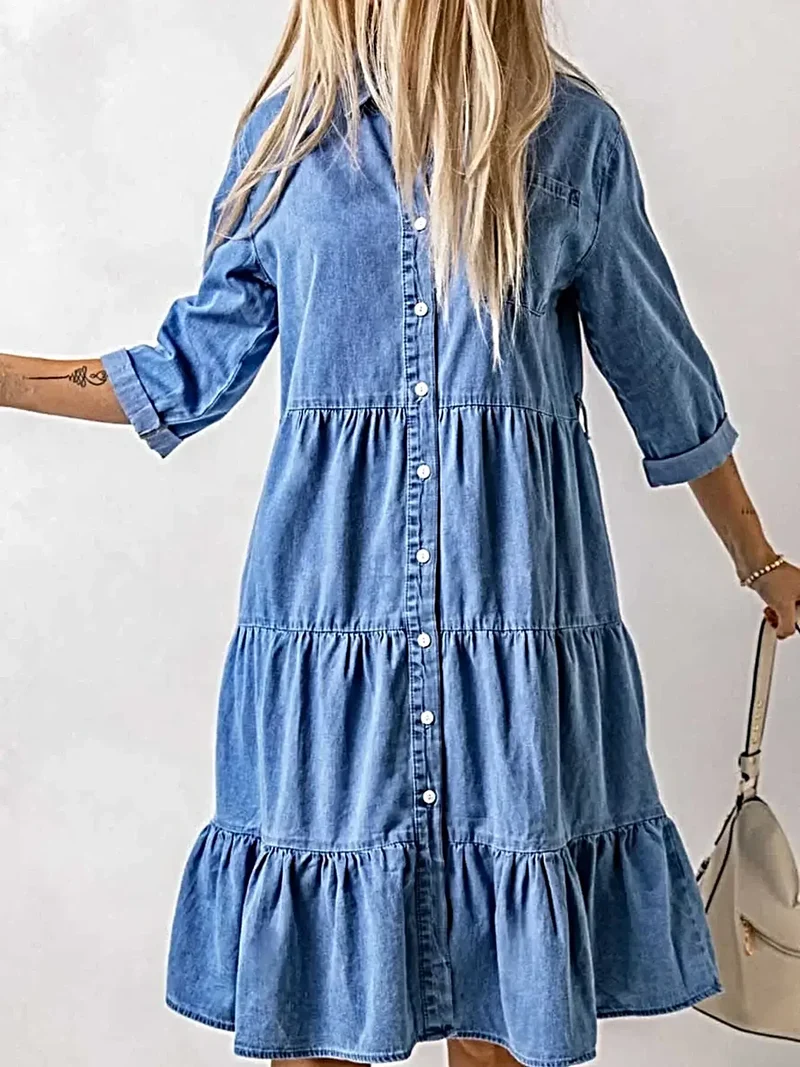 Midi-jurk met ruches aan de zoom, knoopjes en zakken - Plus size denim elegantie