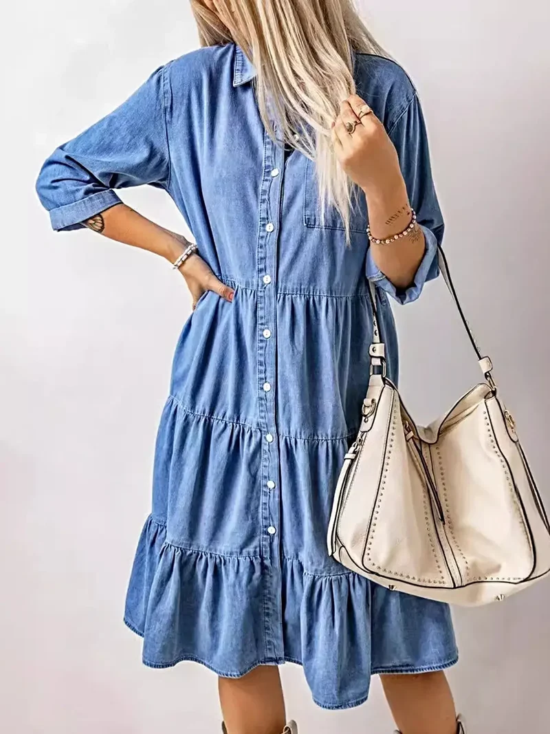 Midi-jurk met ruches aan de zoom, knoopjes en zakken - Plus size denim elegantie