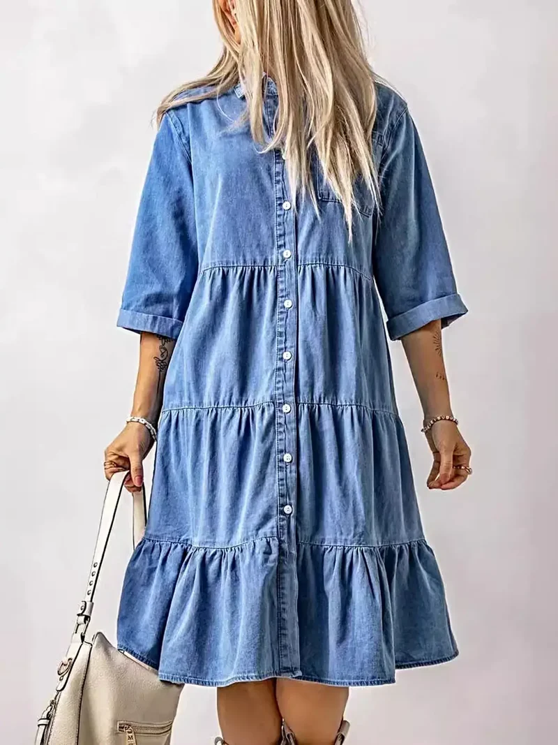 Midi-jurk met ruches aan de zoom, knoopjes en zakken - Plus size denim elegantie