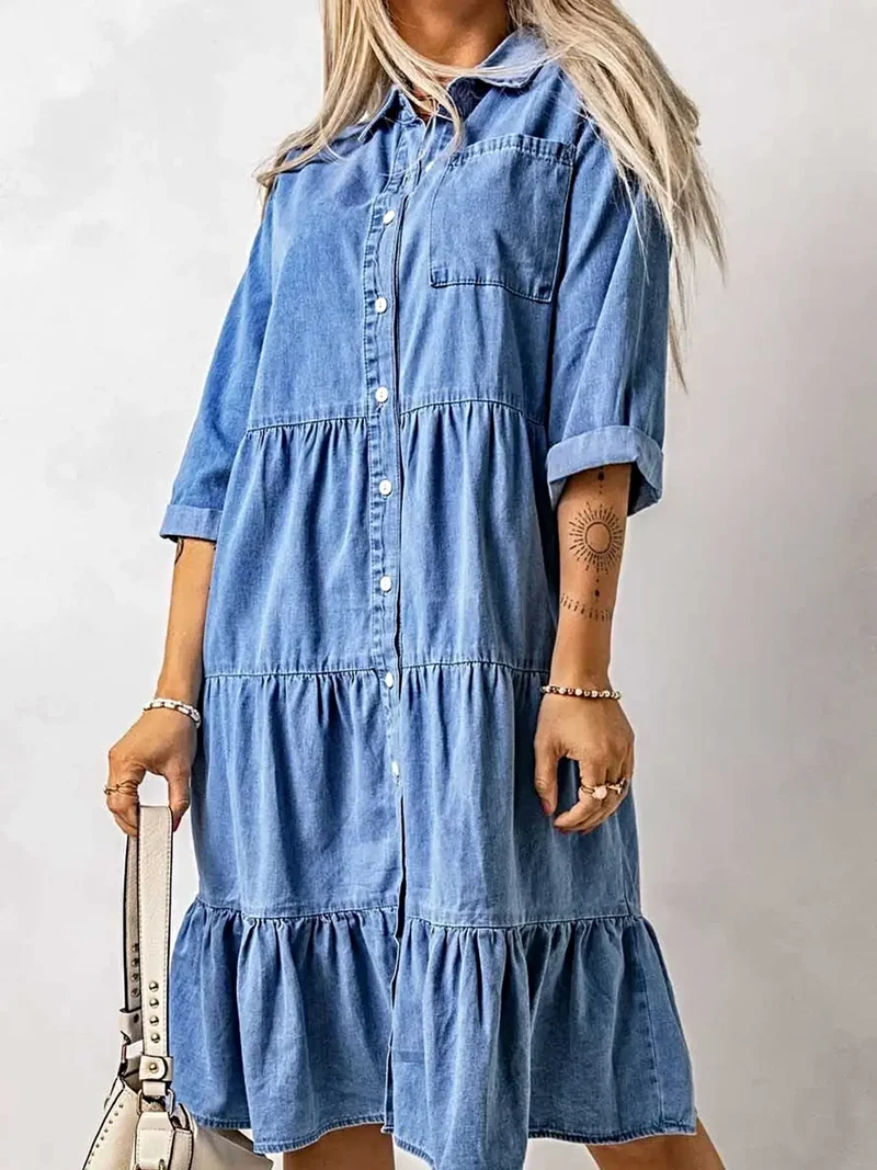 Midi-jurk met ruches aan de zoom, knoopjes en zakken - Plus size denim elegantie