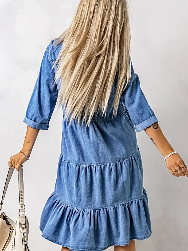 Midi-jurk met ruches aan de zoom, knoopjes en zakken - Plus size denim elegantie