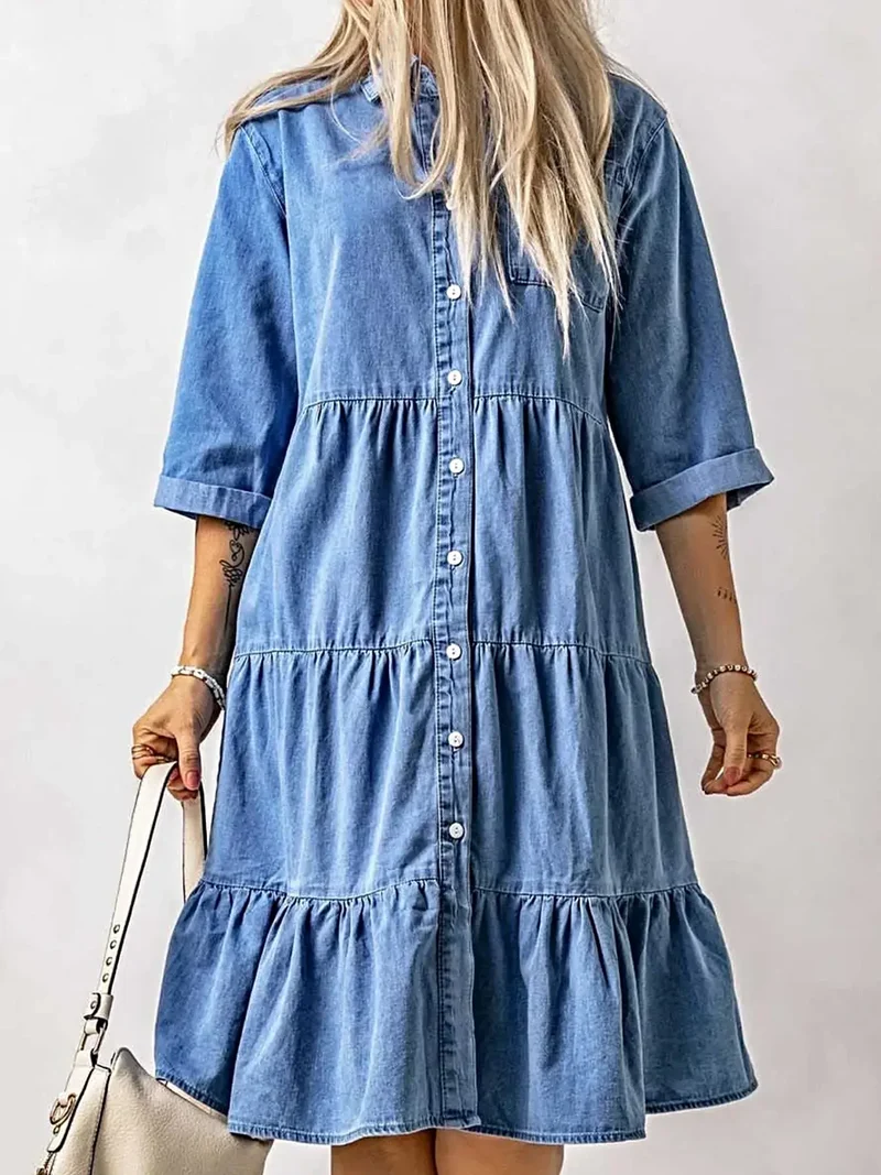 Midi-jurk met ruches aan de zoom, knoopjes en zakken - Plus size denim elegantie