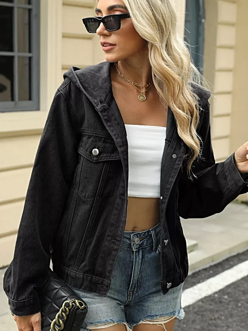 Denimjack met capuchon, gewassen afwerking, zakken en klassieke stijl.