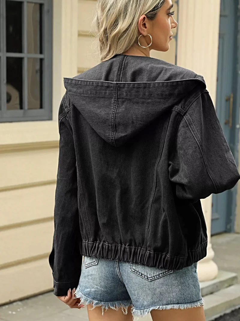 Denimjack met capuchon, gewassen afwerking, zakken en klassieke stijl.