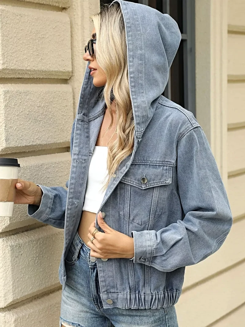 Denimjack met capuchon, gewassen afwerking, zakken en klassieke stijl.
