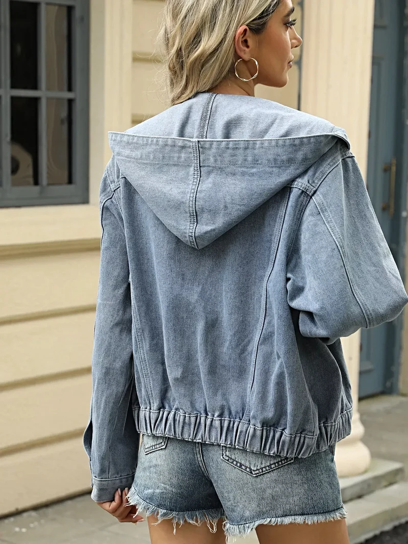 Denimjack met capuchon, gewassen afwerking, zakken en klassieke stijl.