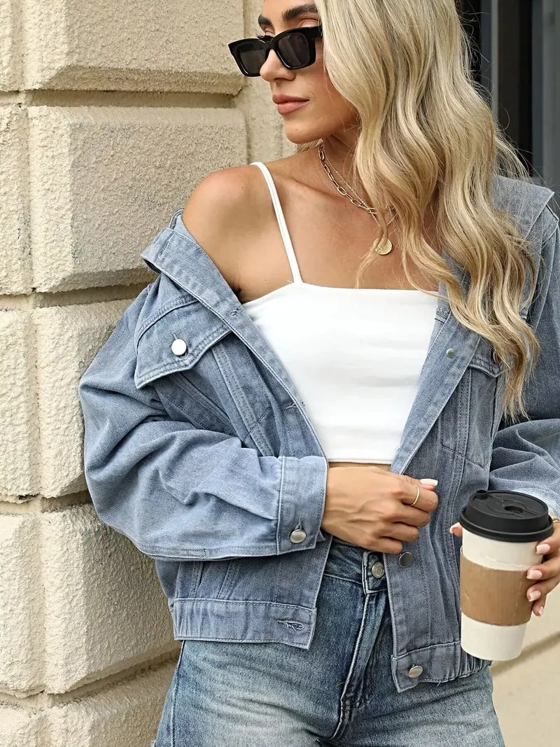 Denimjack met capuchon, gewassen afwerking, zakken en klassieke stijl.