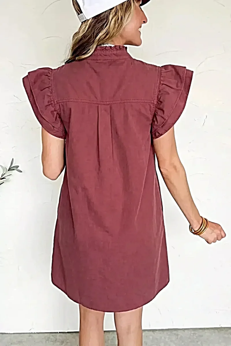 Stijlvol denim minijurkje met ruches, knoopsluiting en korte mouwen met ruches.