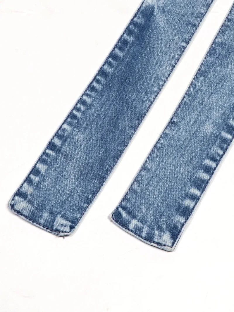Denim jurk met halternek en knoopsluiting aan de voorkant - elegante en tijdloze stijl