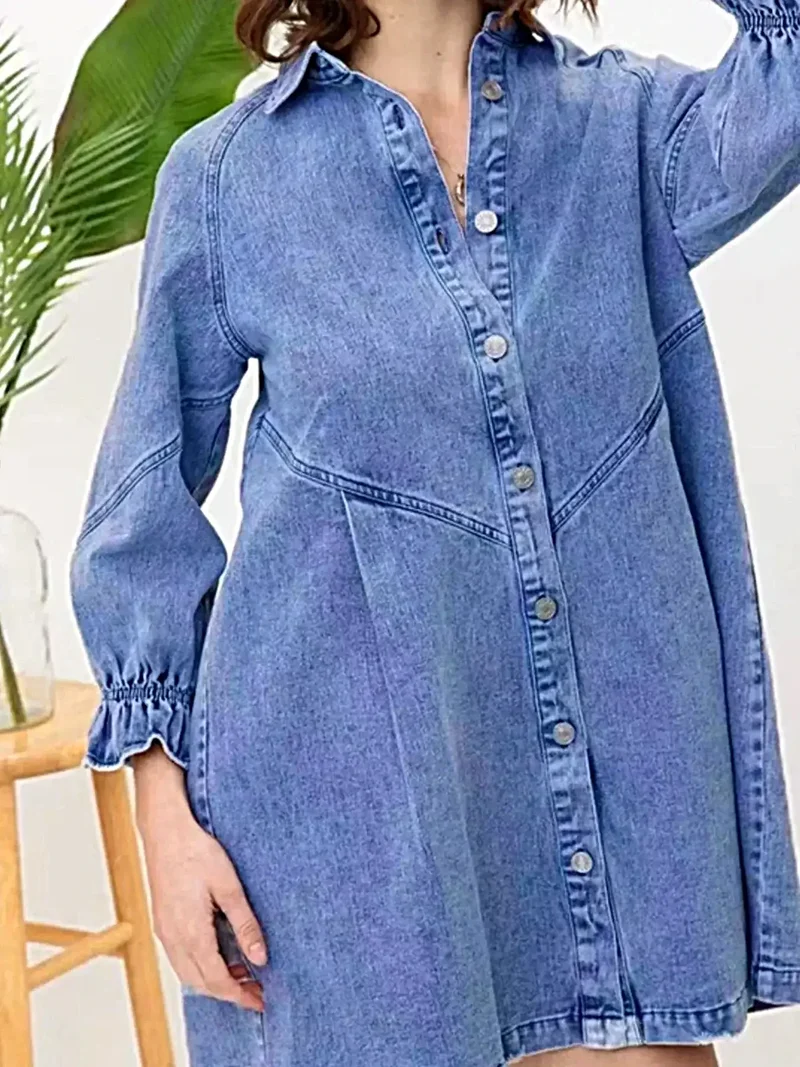 Elegante denim jurk met ruches aan de manchetten en knoopsluiting voor een moeiteloos chique stijl.