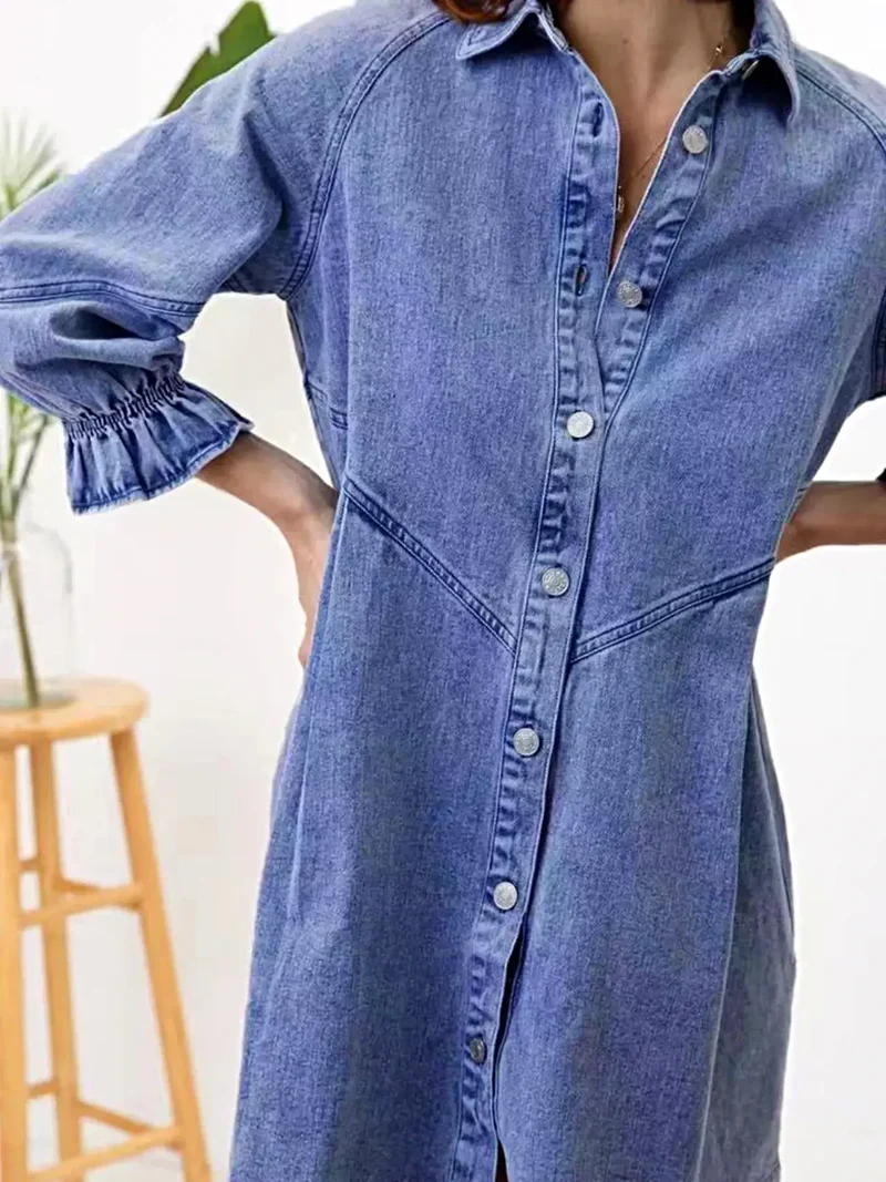 Elegante denim jurk met ruches aan de manchetten en knoopsluiting voor een moeiteloos chique stijl.