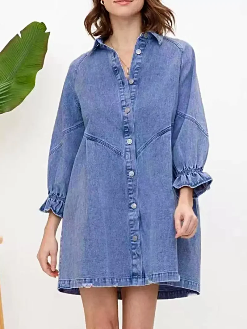Elegante denim jurk met ruches aan de manchetten en knoopsluiting voor een moeiteloos chique stijl.
