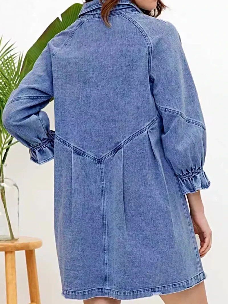 Elegante denim jurk met ruches aan de manchetten en knoopsluiting voor een moeiteloos chique stijl.