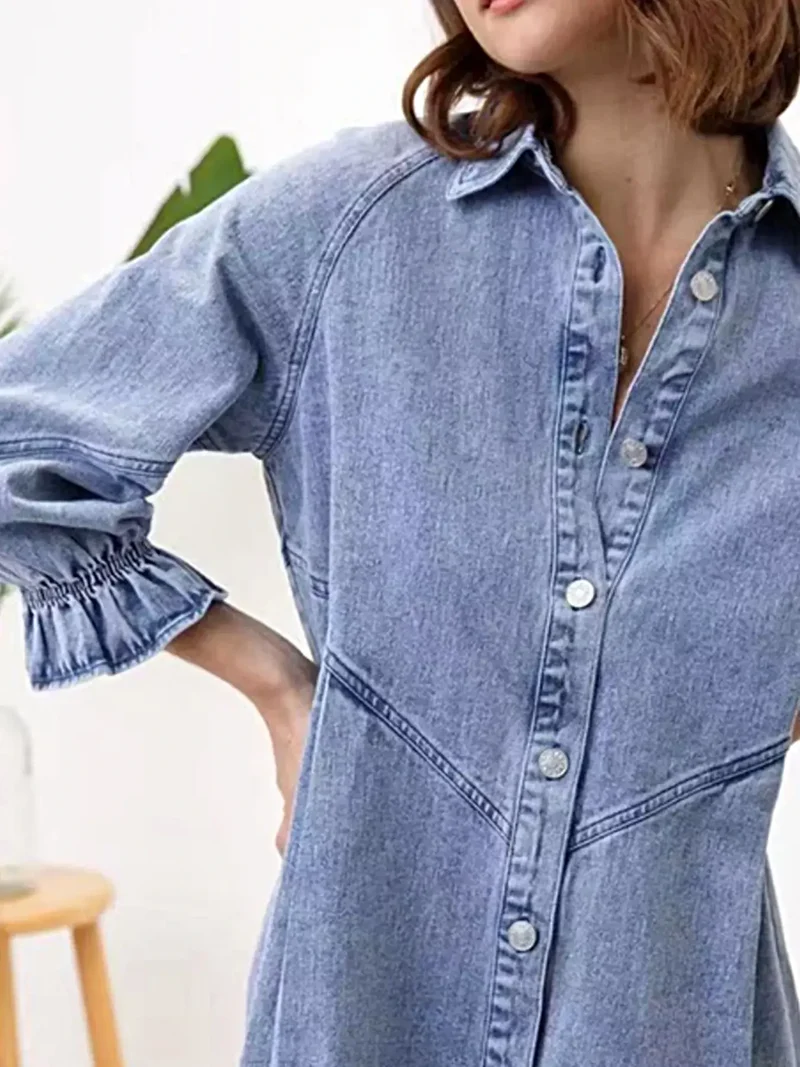Elegante denim jurk met ruches aan de manchetten en knoopsluiting voor een moeiteloos chique stijl.
