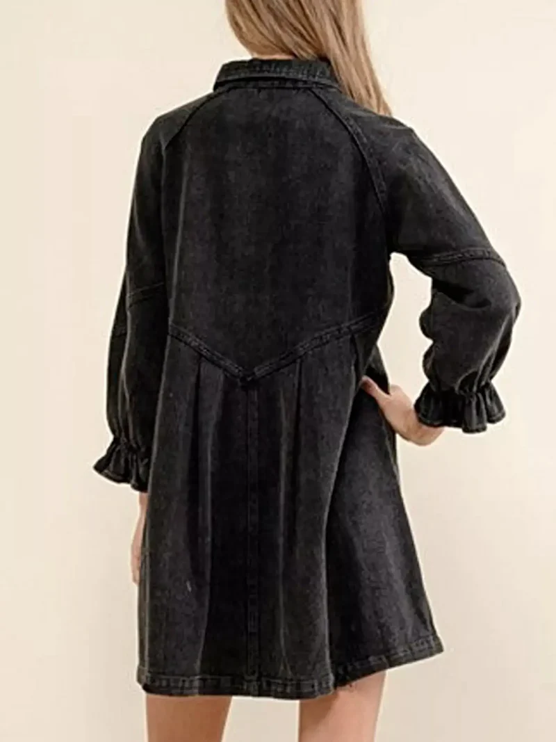 Elegante denim jurk met ruches aan de manchetten en knoopsluiting voor een moeiteloos chique stijl.