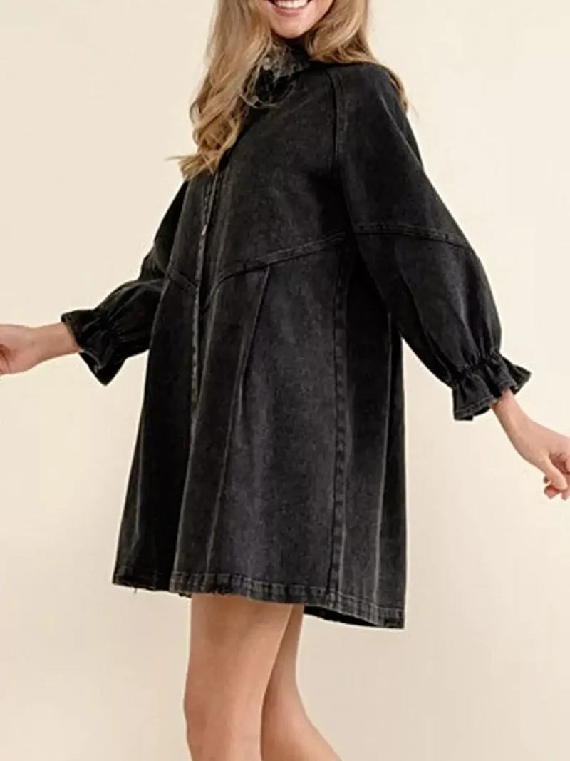 Elegante denim jurk met ruches aan de manchetten en knoopsluiting voor een moeiteloos chique stijl.