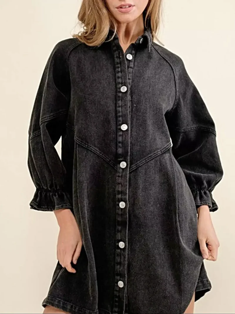 Elegante denim jurk met ruches aan de manchetten en knoopsluiting voor een moeiteloos chique stijl.