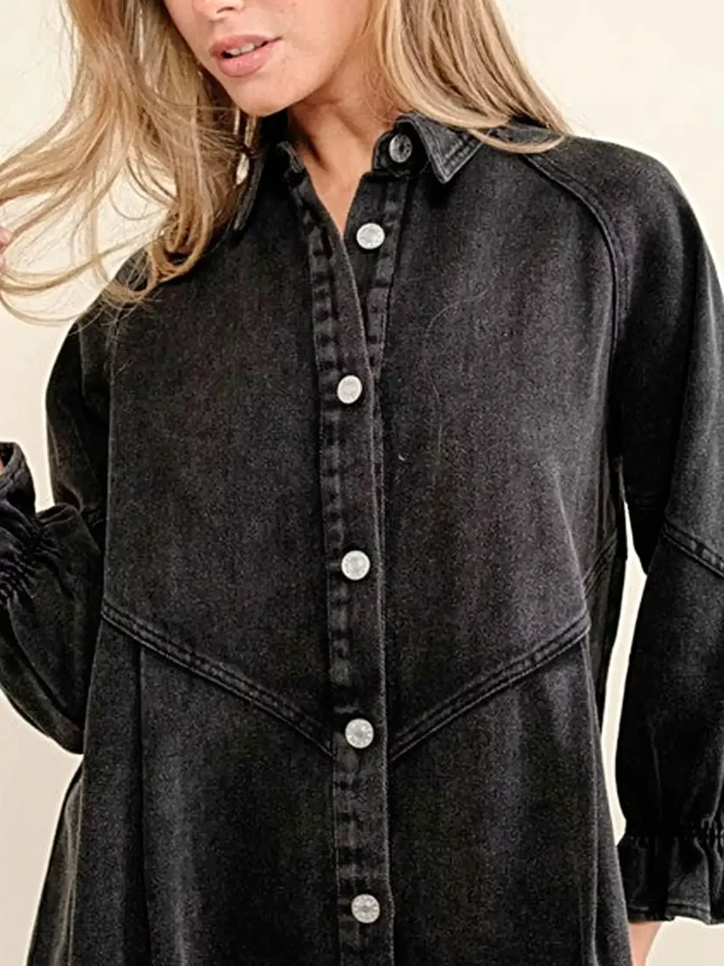 Elegante denim jurk met ruches aan de manchetten en knoopsluiting voor een moeiteloos chique stijl.