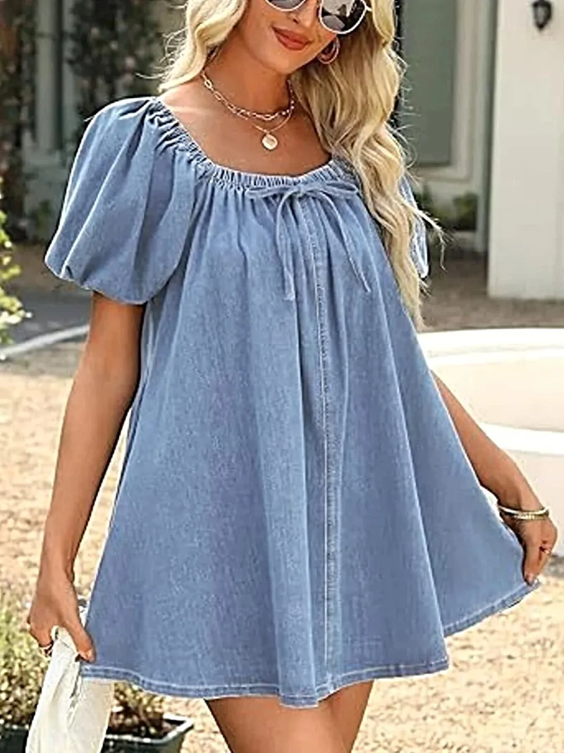 Elegante off-shoulder denim jurk met strikdetail aan de voorkant, gemaakt van 55% rayon en 45% polyester.
