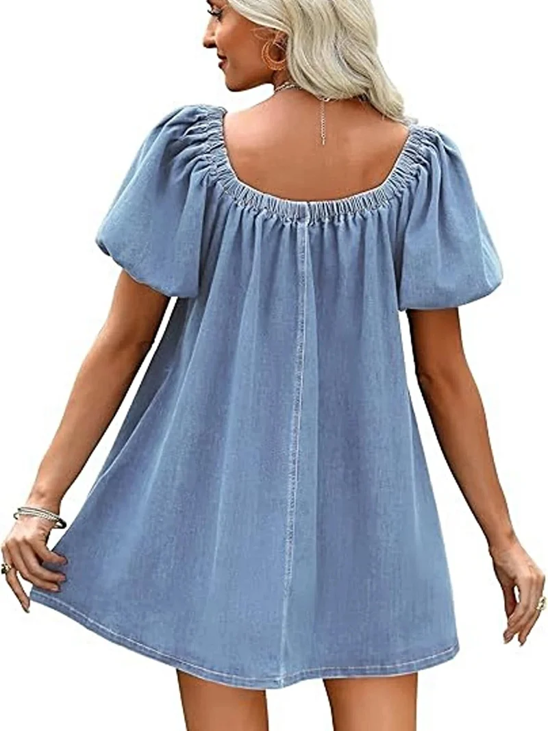 Elegante off-shoulder denim jurk met strikdetail aan de voorkant, gemaakt van 55% rayon en 45% polyester.
