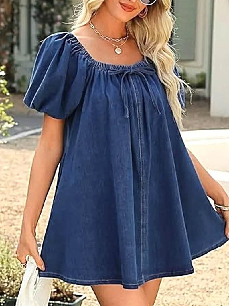 Elegante off-shoulder denim jurk met strikdetail aan de voorkant, gemaakt van 55% rayon en 45% polyester.