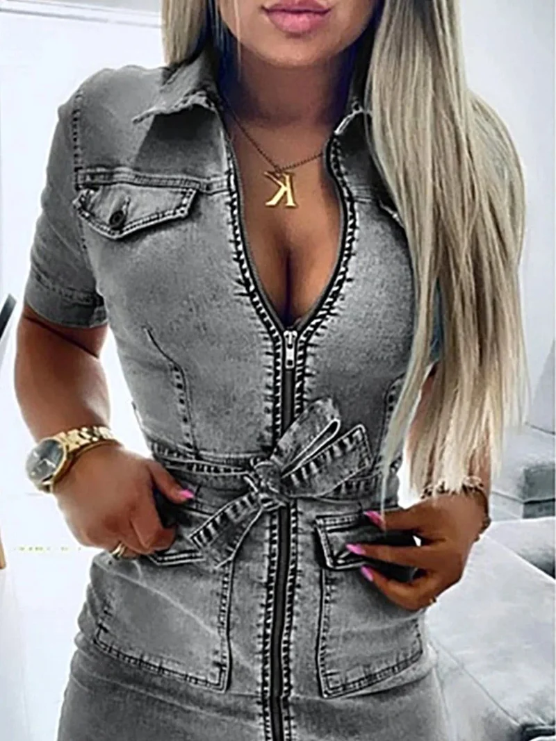 Denim jurk met ritssluiting aan de voorkant, korte mouwen, knoopsluiting en zakken.