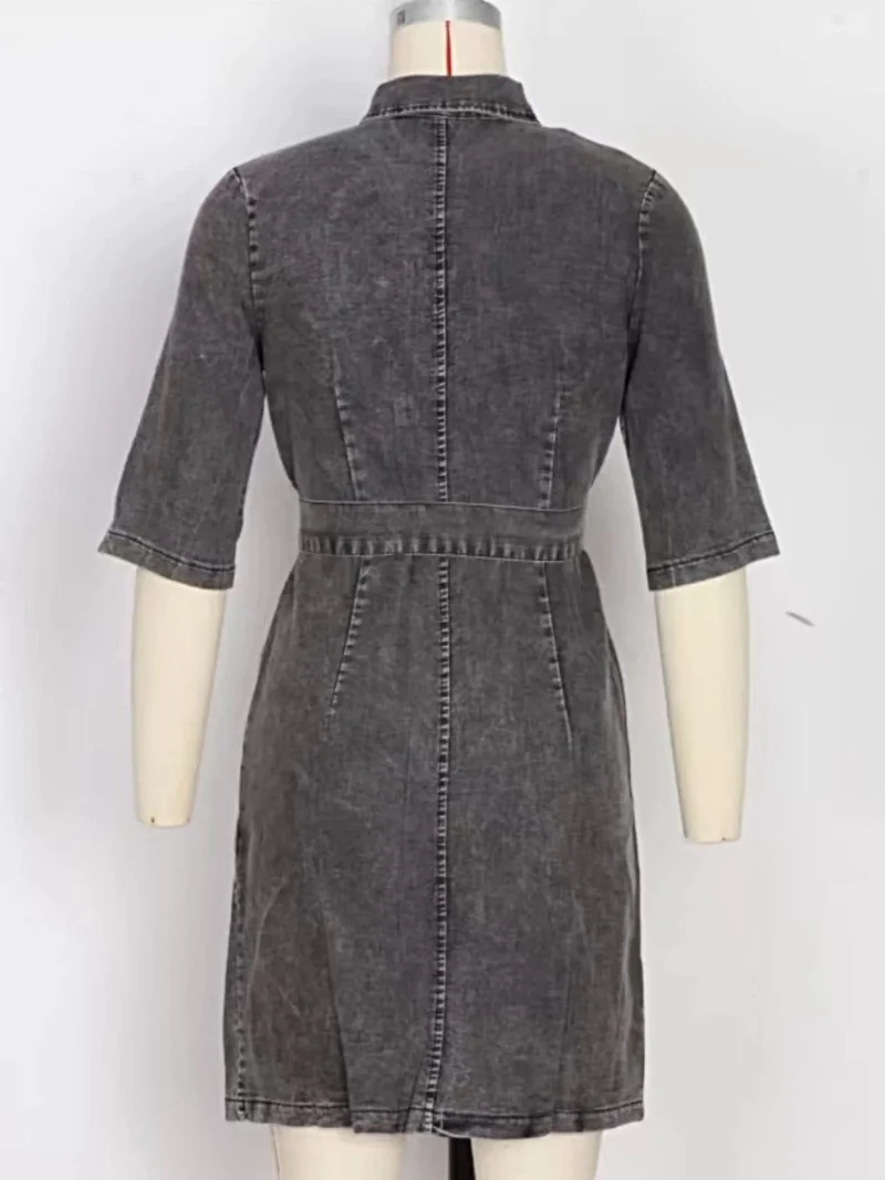 Denim jurk met ritssluiting aan de voorkant, korte mouwen, knoopsluiting en zakken.
