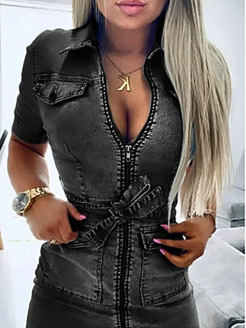Denim jurk met ritssluiting aan de voorkant, korte mouwen, knoopsluiting en zakken.