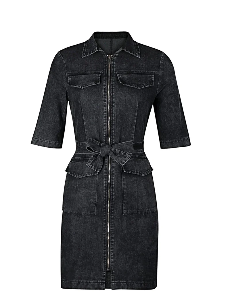 Denim jurk met ritssluiting aan de voorkant, korte mouwen, knoopsluiting en zakken.