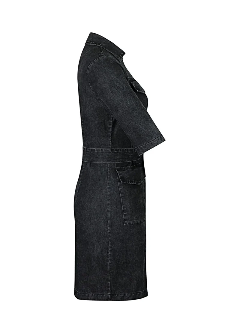 Denim jurk met ritssluiting aan de voorkant, korte mouwen, knoopsluiting en zakken.