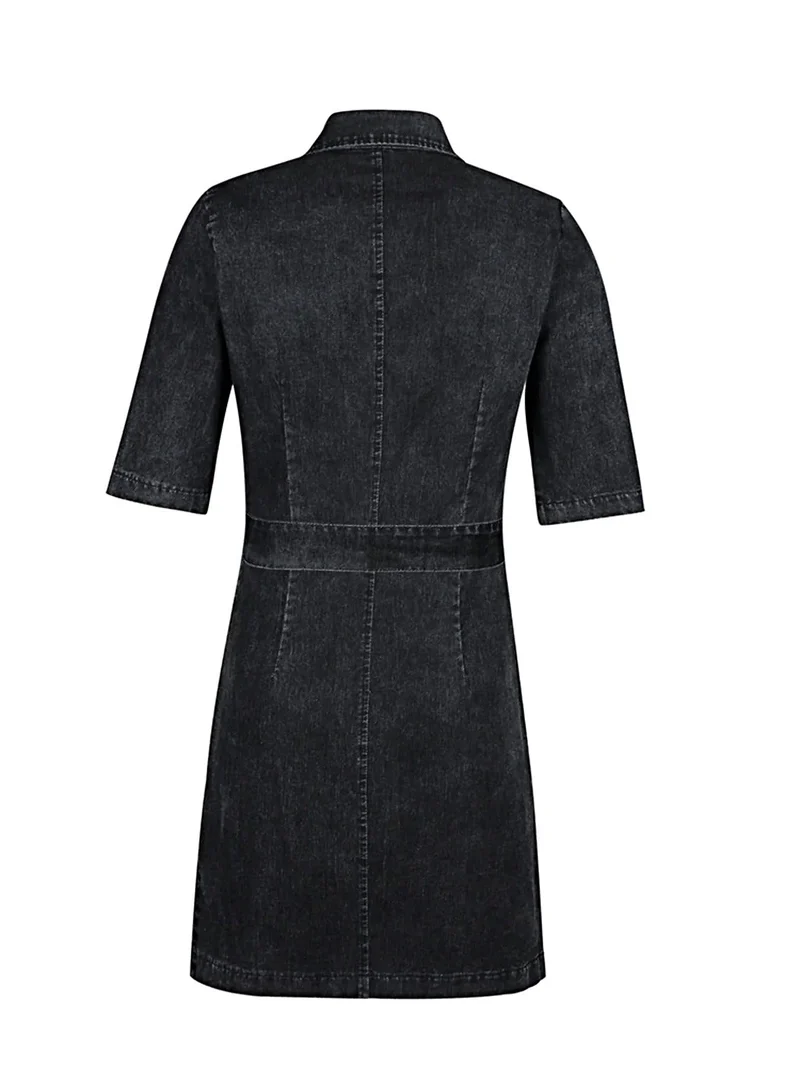 Denim jurk met ritssluiting aan de voorkant, korte mouwen, knoopsluiting en zakken.