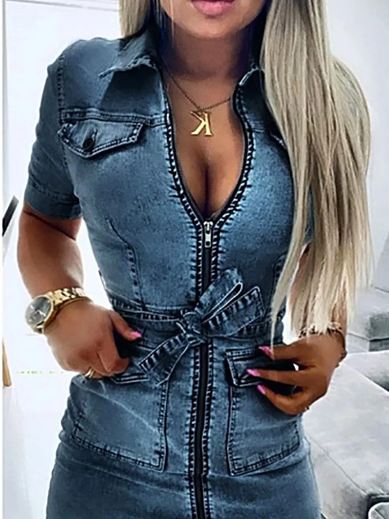 Denim jurk met ritssluiting aan de voorkant, korte mouwen, knoopsluiting en zakken.