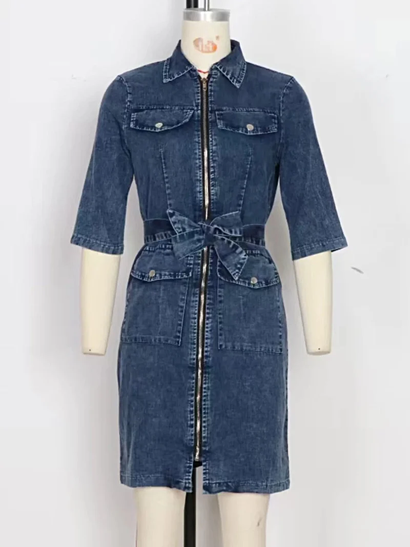 Denim jurk met ritssluiting aan de voorkant, korte mouwen, knoopsluiting en zakken.