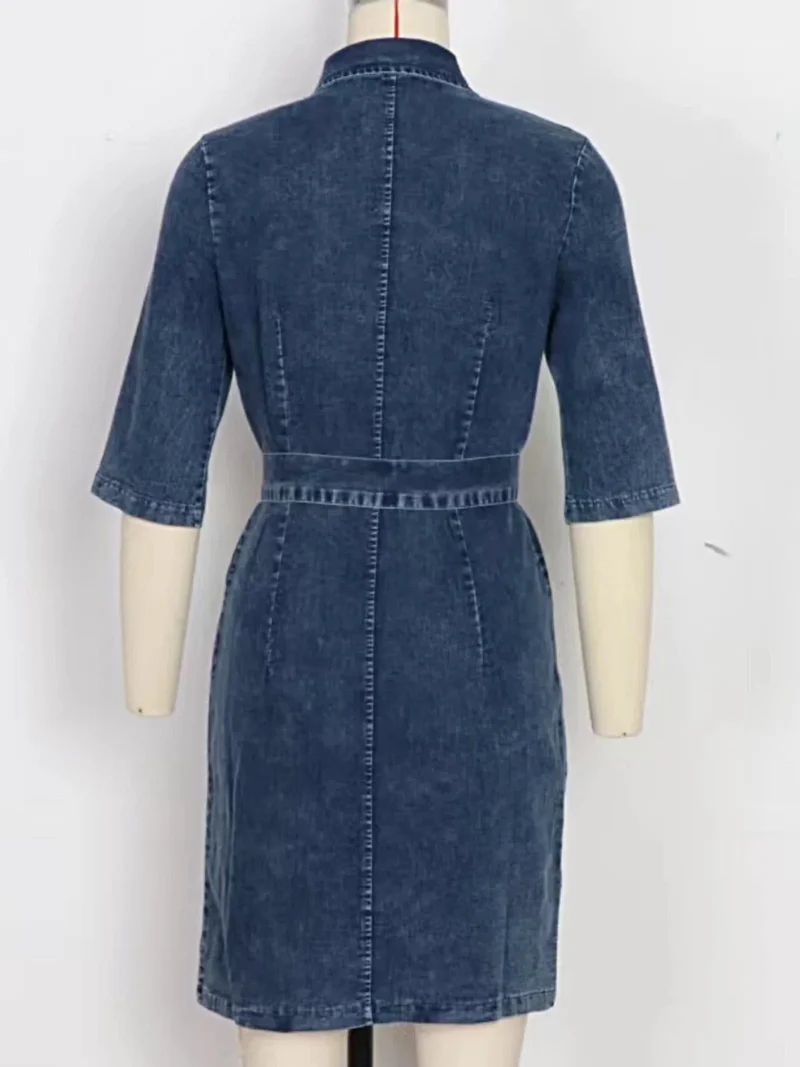 Denim jurk met ritssluiting aan de voorkant, korte mouwen, knoopsluiting en zakken.