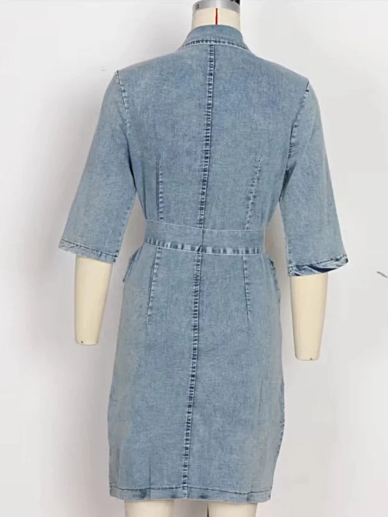 Denim jurk met ritssluiting aan de voorkant, korte mouwen, knoopsluiting en zakken.