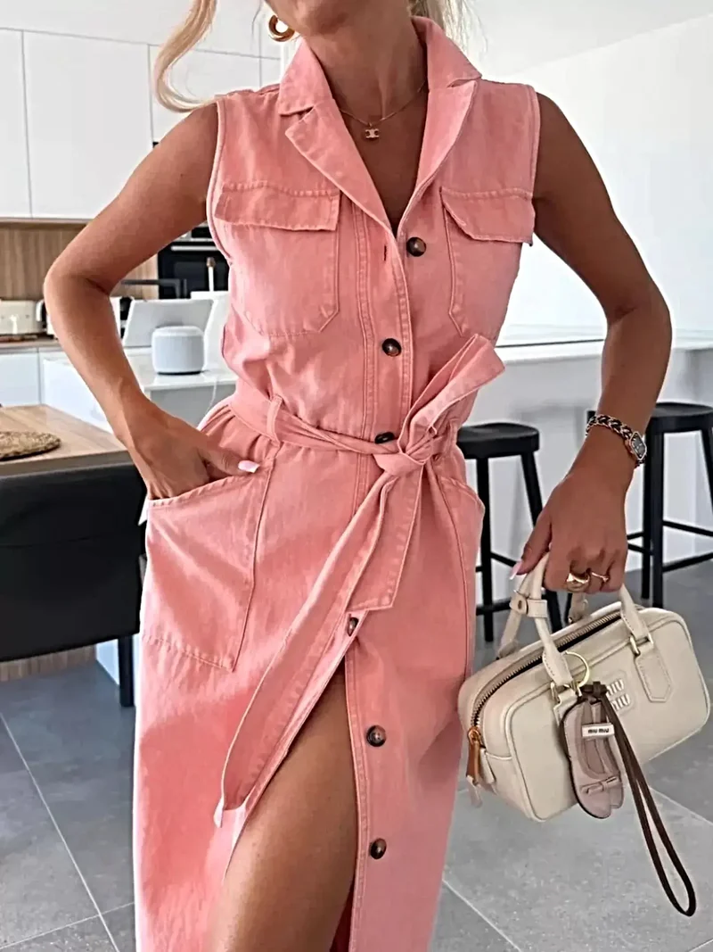 Elegante mouwloze denim jurk met knoopjes, zakken en riem - ideaal voor stijlvolle zomerse uitjes.