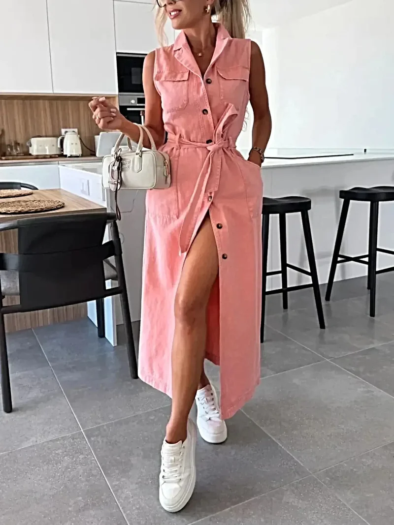Elegante mouwloze denim jurk met knoopjes, zakken en riem - ideaal voor stijlvolle zomerse uitjes.
