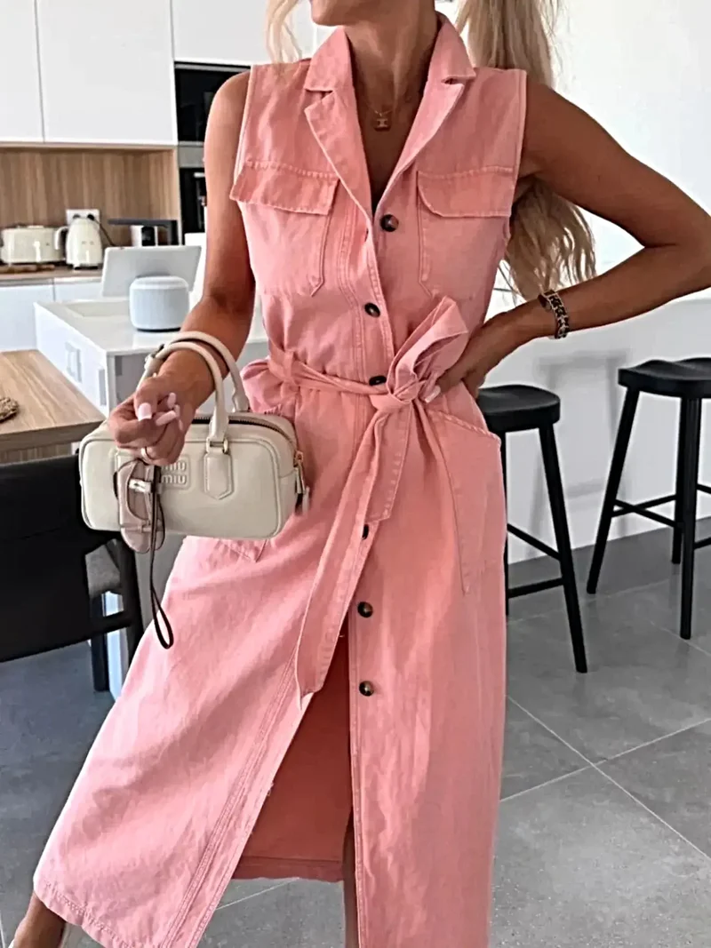 Elegante mouwloze denim jurk met knoopjes, zakken en riem - ideaal voor stijlvolle zomerse uitjes.