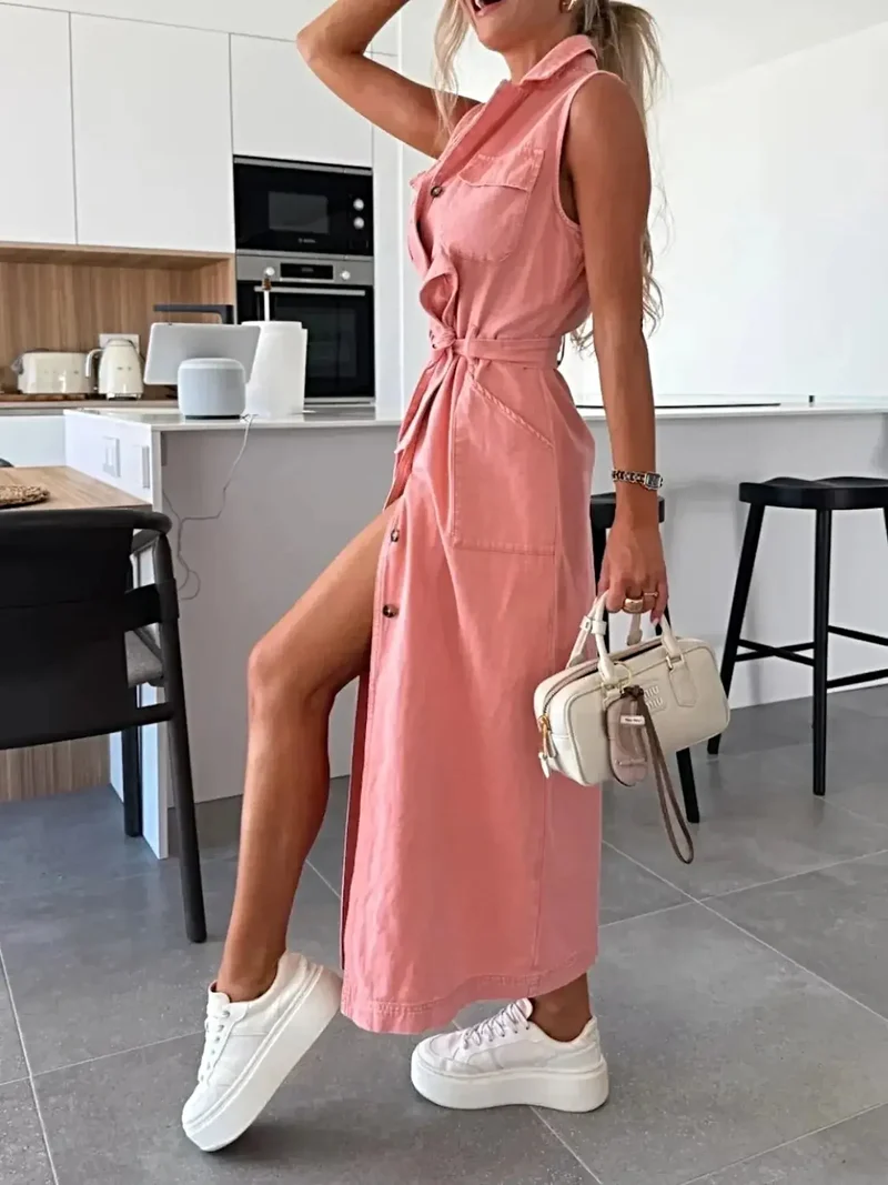 Elegante mouwloze denim jurk met knoopjes, zakken en riem - ideaal voor stijlvolle zomerse uitjes.