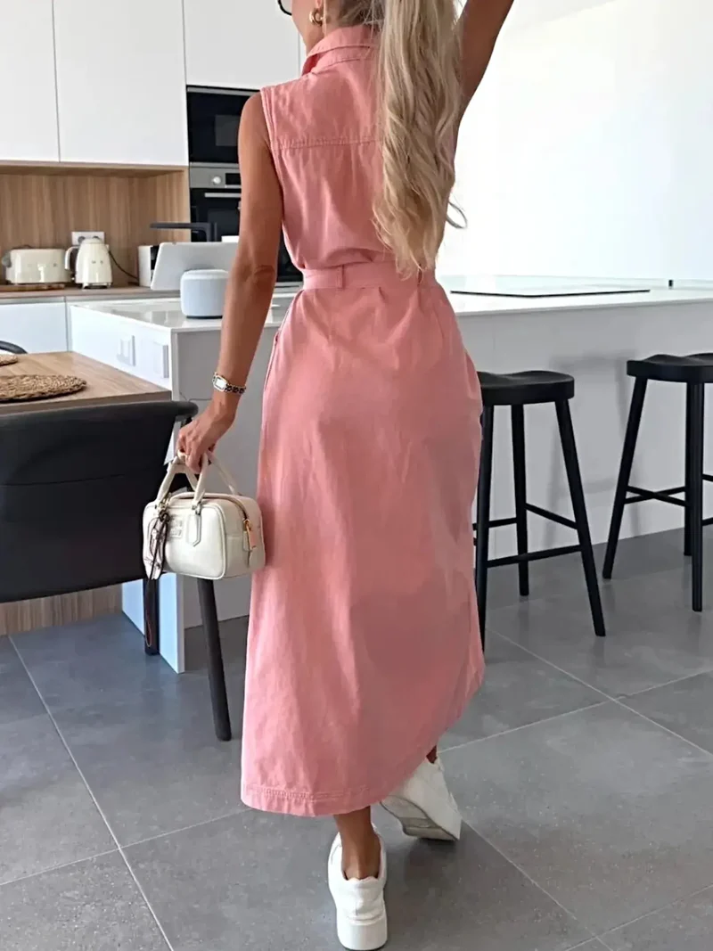 Elegante mouwloze denim jurk met knoopjes, zakken en riem - ideaal voor stijlvolle zomerse uitjes.