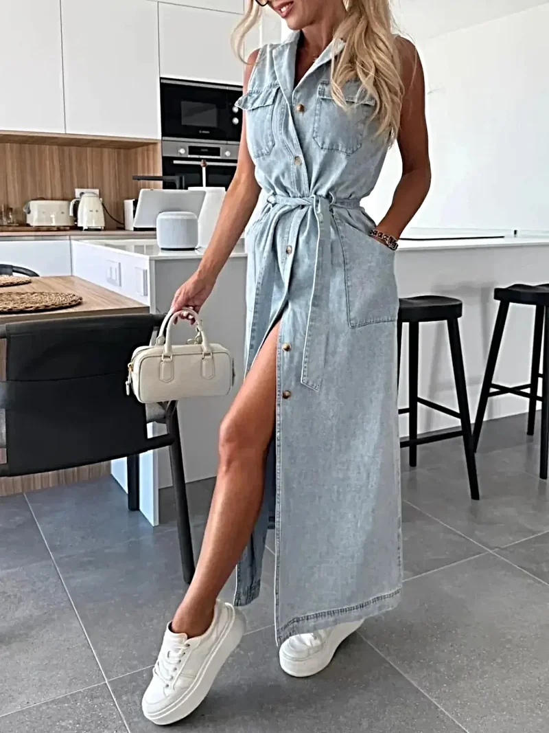 Elegante mouwloze denim jurk met knoopjes, zakken en riem - ideaal voor stijlvolle zomerse uitjes.