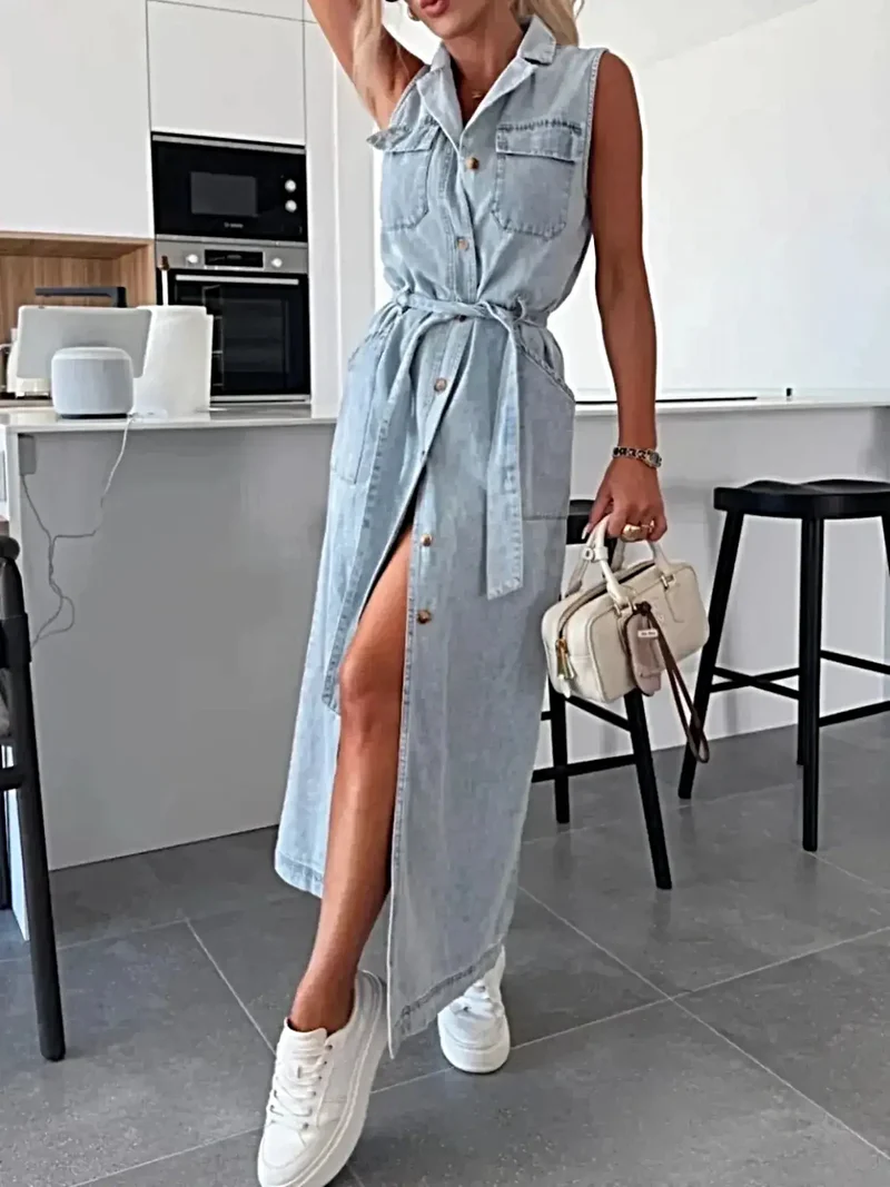 Elegante mouwloze denim jurk met knoopjes, zakken en riem - ideaal voor stijlvolle zomerse uitjes.