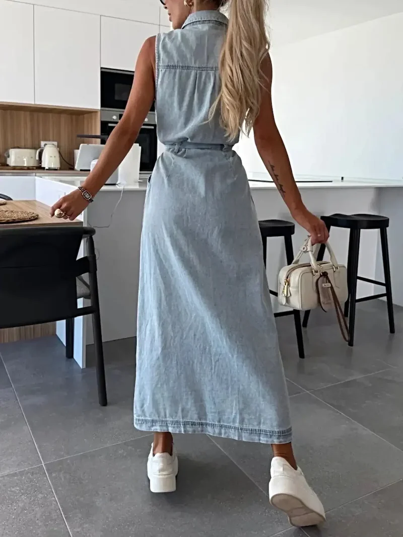 Elegante mouwloze denim jurk met knoopjes, zakken en riem - ideaal voor stijlvolle zomerse uitjes.