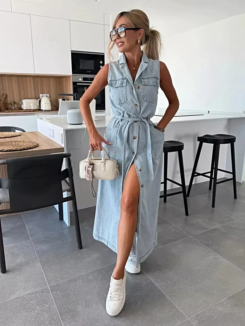Elegante mouwloze denim jurk met knoopjes, zakken en riem - ideaal voor stijlvolle zomerse uitjes.