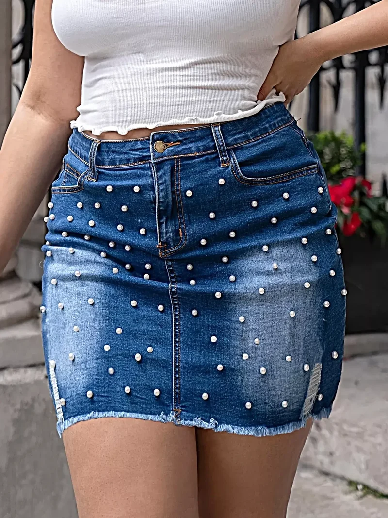 Elegante plus-size denim rok met parelversiering en onafgewerkte zoom, gemaakt van een katoenmix van 85%.