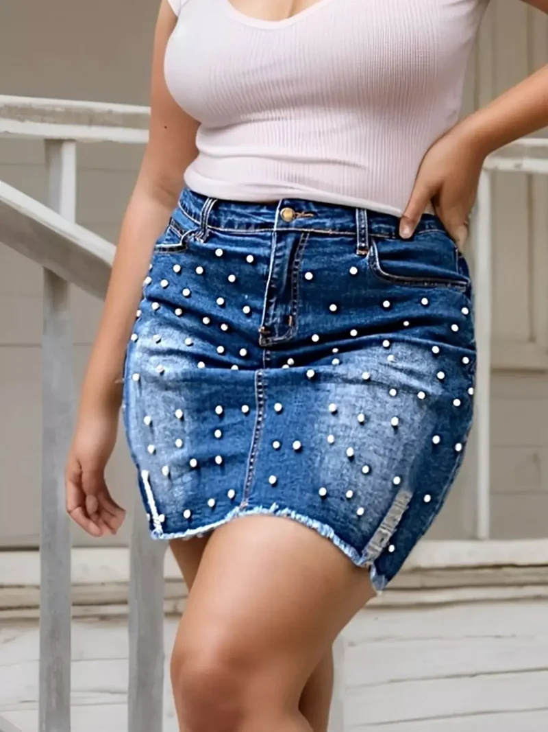 Elegante plus-size denim rok met parelversiering en onafgewerkte zoom, gemaakt van een katoenmix van 85%.