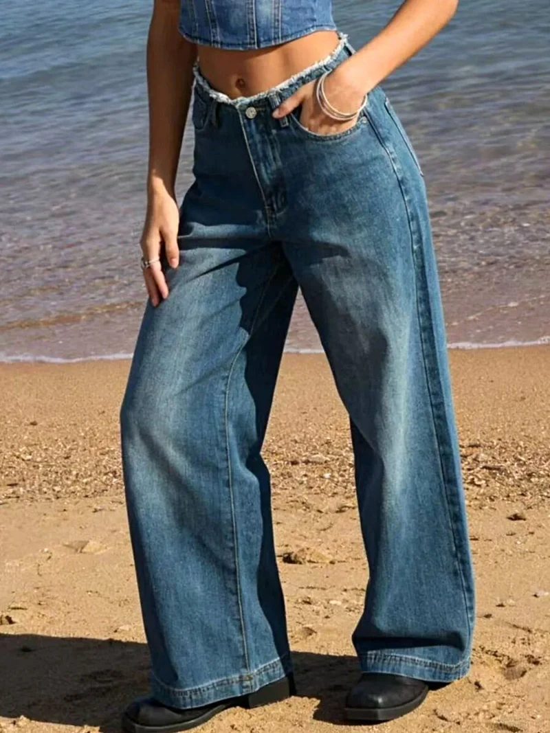 Luxe jeans met gerafelde zoom, knoopdetails en zakken - wijde pijpen