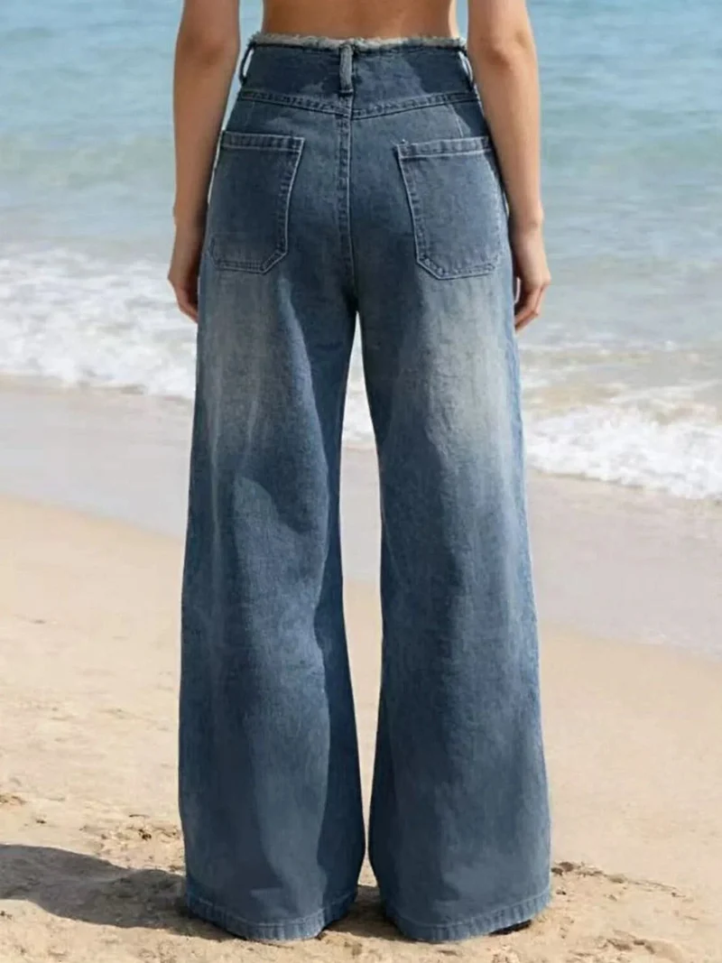 Luxe jeans met gerafelde zoom, knoopdetails en zakken - wijde pijpen